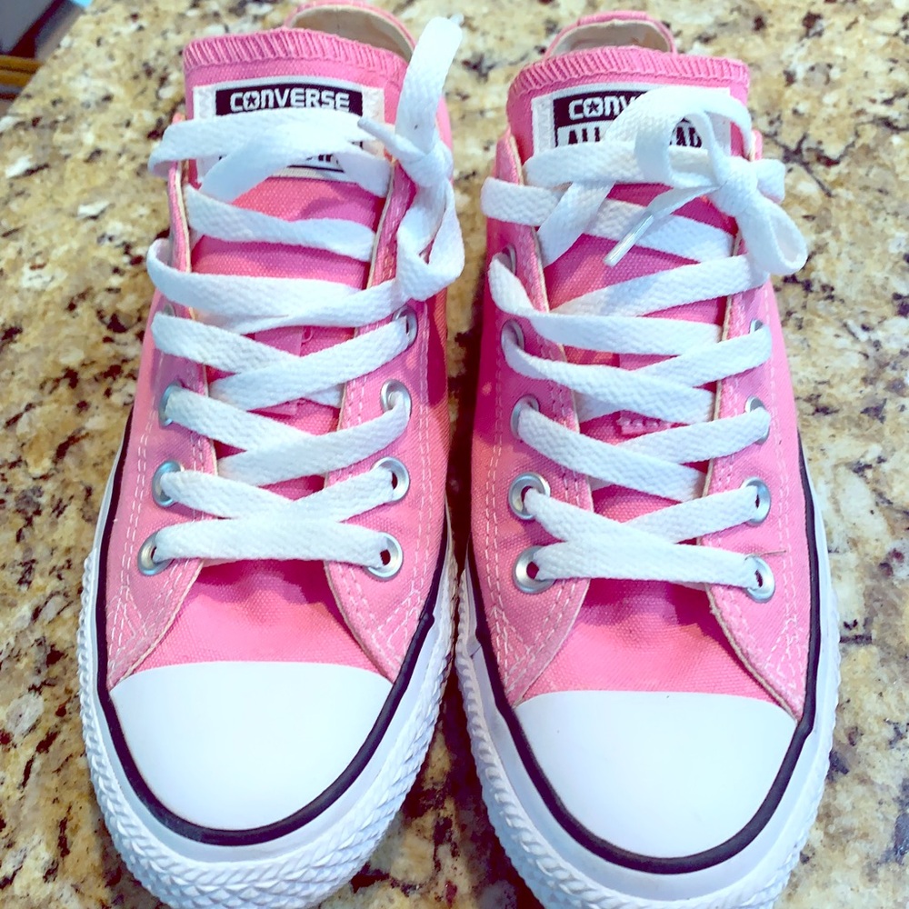 pink converse shoes 💕